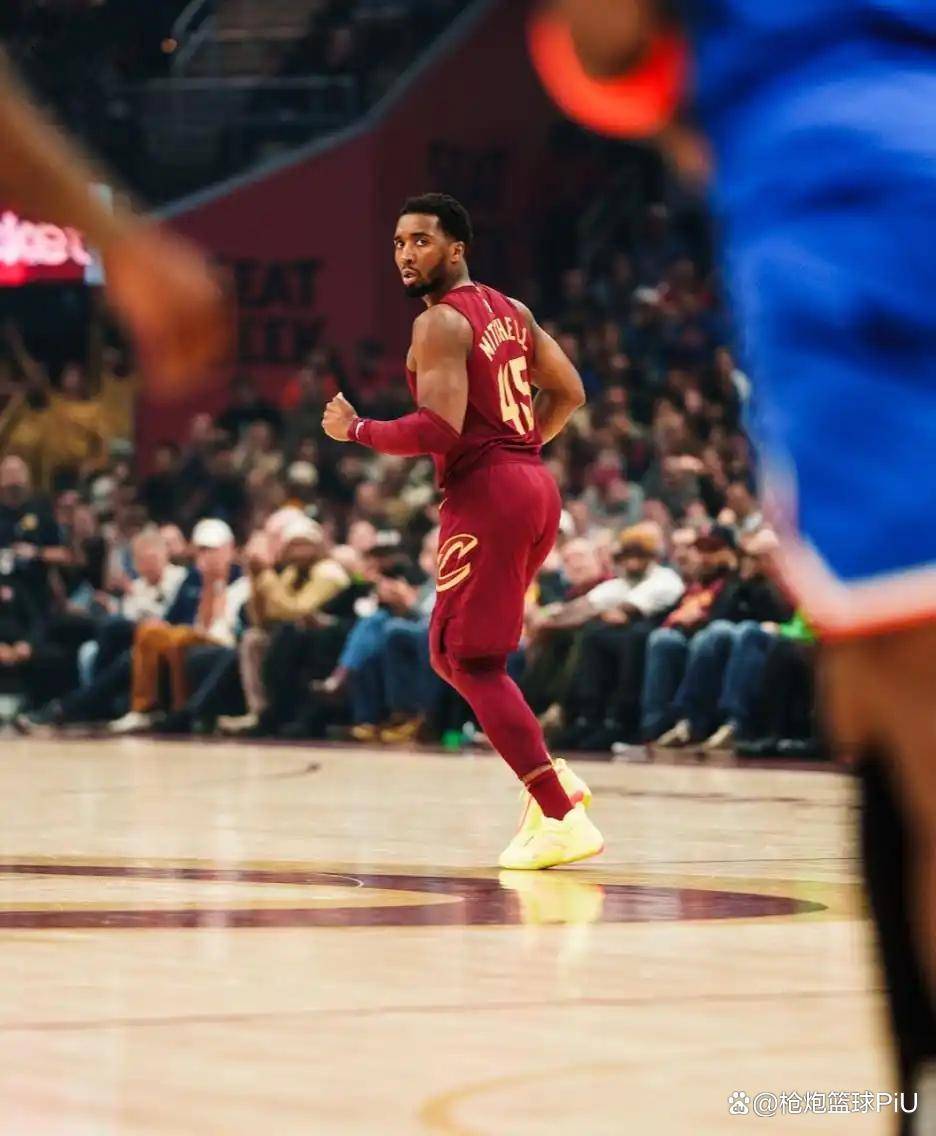 亚博体育在线-纽约尼克斯迎CBA季后赛关键赛，清晨队长鼓劲，气氛紧张，轮换策略成焦点-亚博体育在线